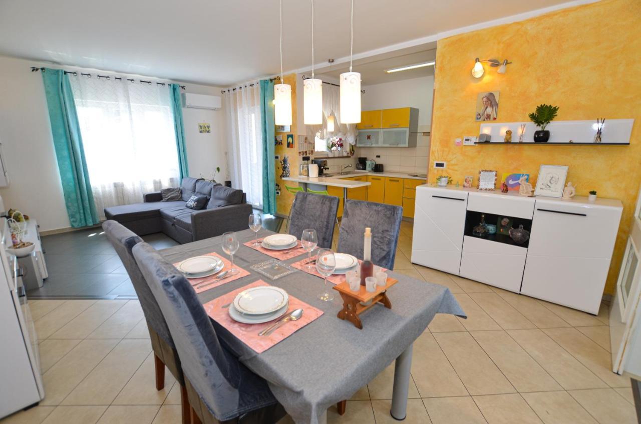 Noemi & Ana Apartment Ровінь Екстер'єр фото